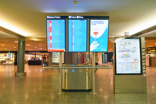 瑞士苏黎世机场大厅交通信息