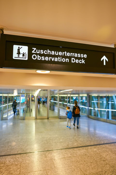 瑞士苏黎世机场大厅观察台指引