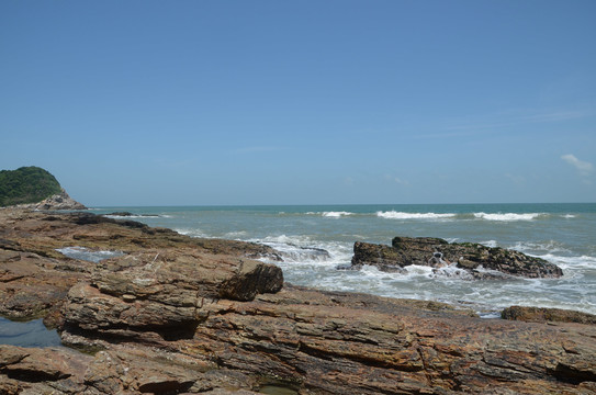 海岸线岩石