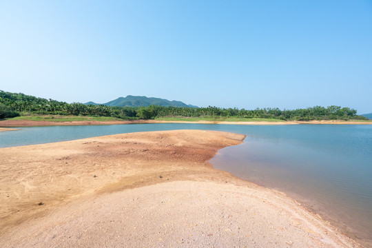 海南夏天的湖水