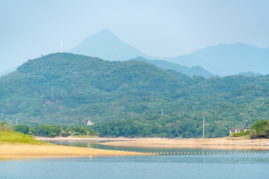 海南夏天的湖水