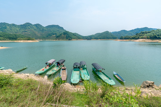 海南万泉湖水库港口的渔船