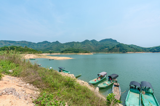 海南万泉湖水库港口的渔船