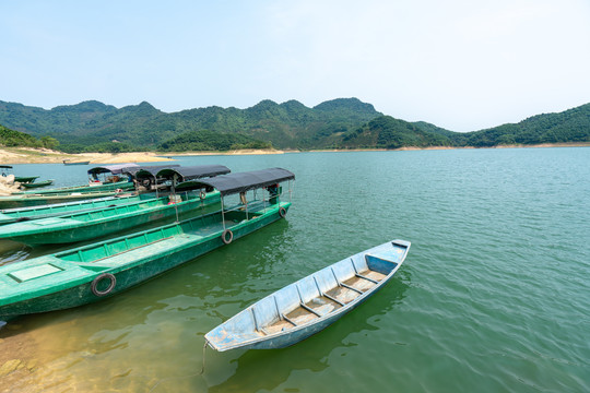 海南万泉湖水库港口的渔船