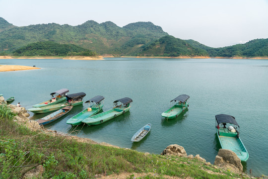 海南万泉湖水库港口的渔船