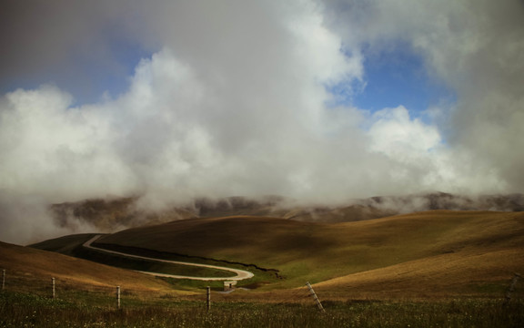 草原山丘风景