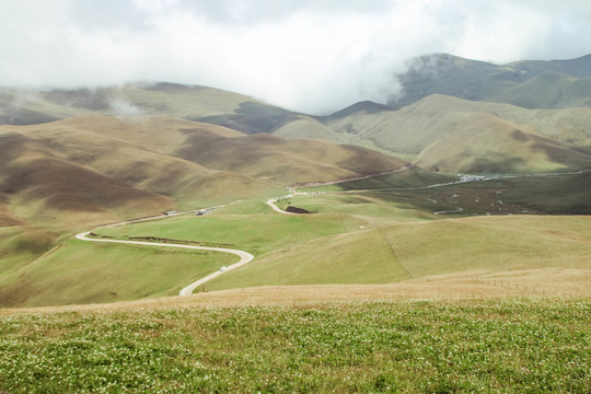 草原山丘风景