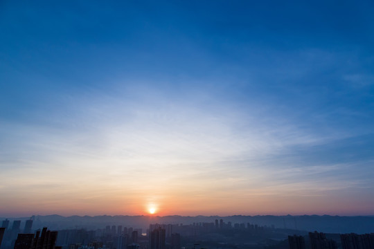 旭日初升的天空和城市的地平线