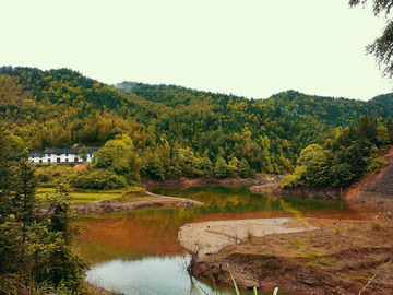 山村湖畔风景