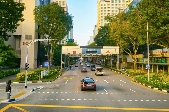 双层巴士上层往外看的城市街景