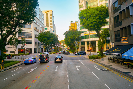 双层巴士上层往外看的城市街景