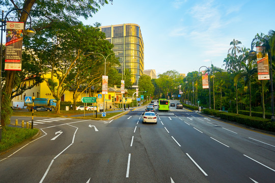 双层巴士上层往外看的城市街景