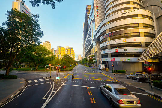 双层巴士上层往外看的城市街景