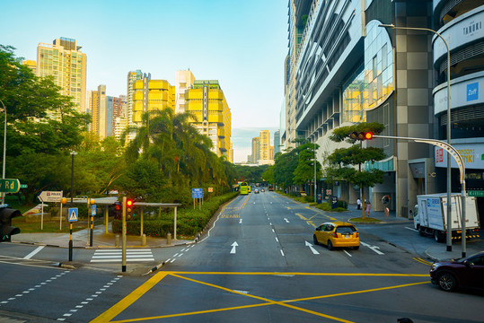 双层巴士上层往外看的城市街景