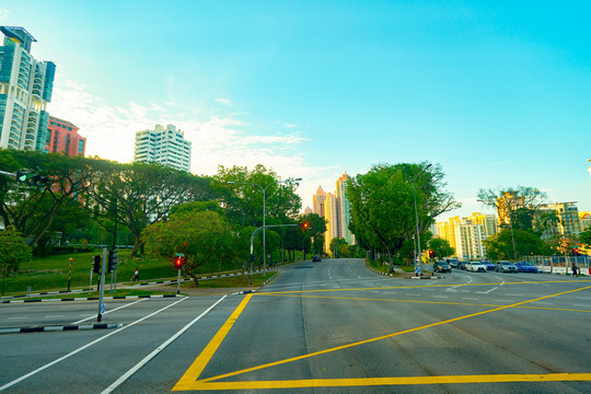 双层巴士上层往外看的城市街景