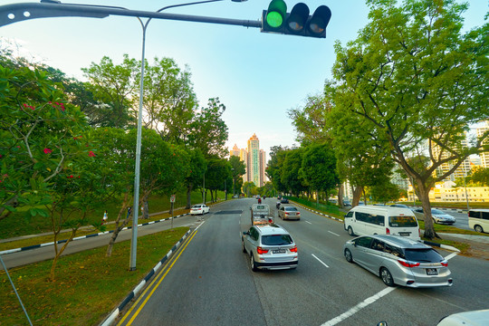 双层巴士上层往外看的城市街景