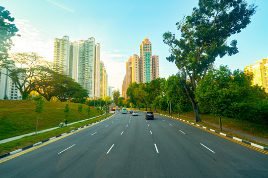 双层巴士上层往外看的城市街景