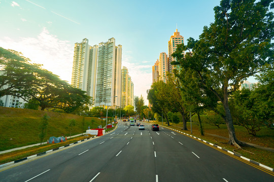 双层巴士上层往外看的城市街景