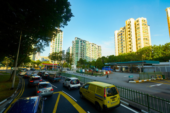 双层巴士上层往外看的城市街景