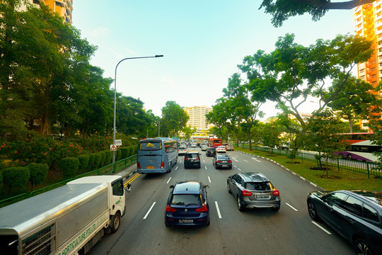 双层巴士上层往外看的城市街景