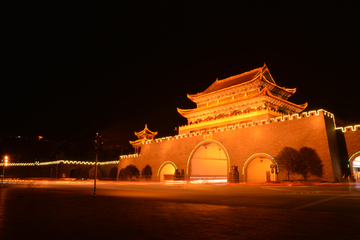 曲靖南城门夜景