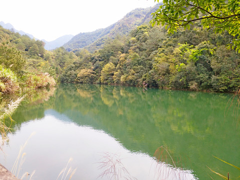 山谷湖水