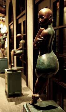 街头女子雕像