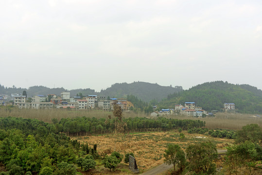 从天门山索道俯瞰张家界村庄田园