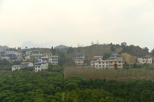 从天门山索道俯瞰张家界村庄田园