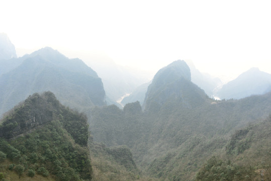 从天门山天门洞远眺高山丘壑