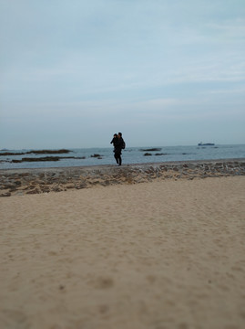 漫步海边的人