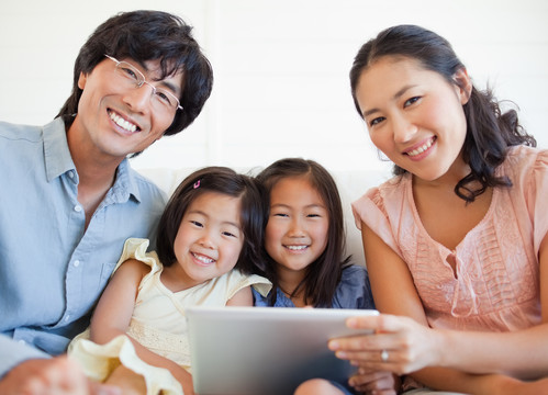 幸福家庭在一起玩平板电脑