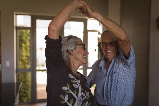 浪漫的老年夫妇在家里跳舞
