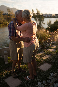 浪漫的老年夫妇在河边接吻
