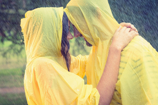 在雨中拥抱的可爱情侣