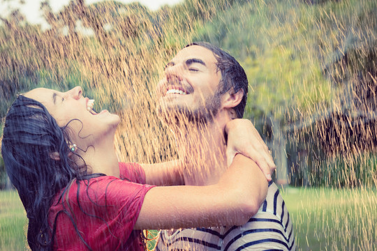 在公园雨中拥抱的可爱情侣