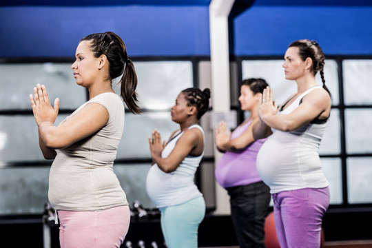 在休闲中心做瑜伽练习的孕妇