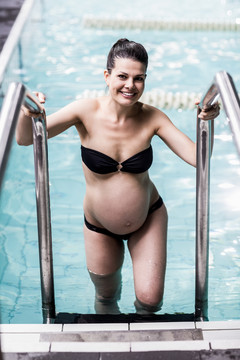 休闲中心游泳池的孕妇