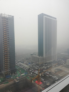 雨雾中的建筑