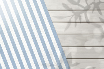 蓝白条纹桌巾与木桌顶视图