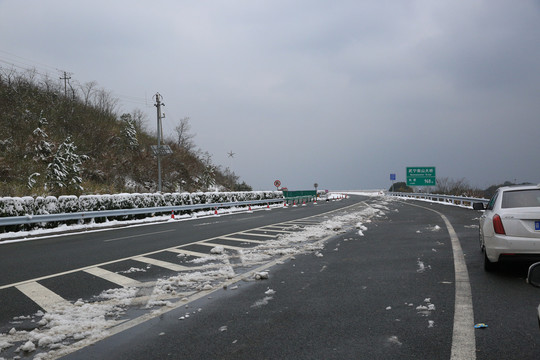 高速公路上的雪