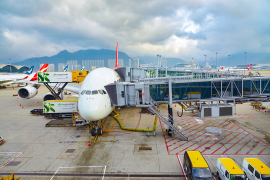 停机坪上的航空公司客机