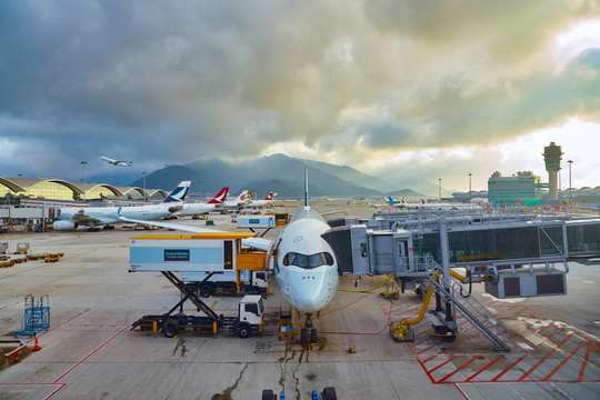 香港国际机场停机坪上的飞机