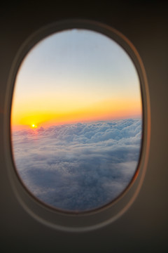 从飞行中的飞机往窗户外看到的景