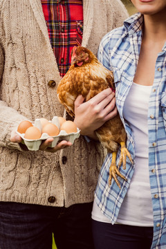 在乡下养鸡和蛋的夫妇