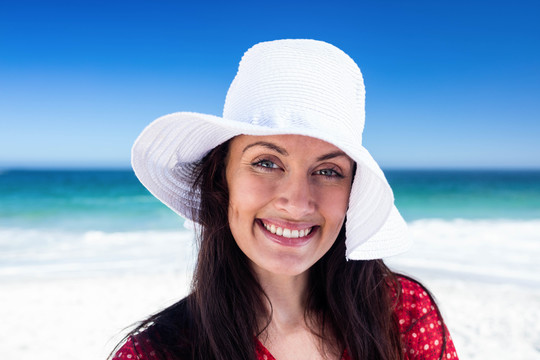 海滩上戴着帽子的女人