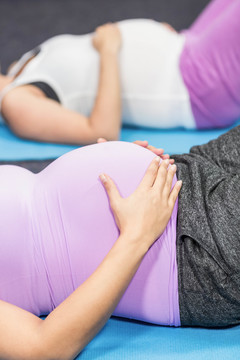 孕妇躺在休闲中心的运动垫上