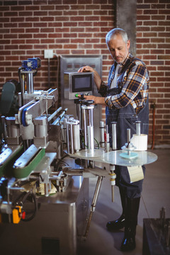 啤酒厂在当地啤酒厂使用机器设备