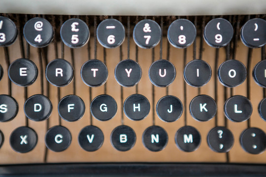 老式打字机的特写集中在键上