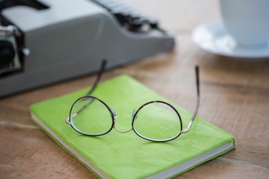 桌子上绿皮书上的眼镜